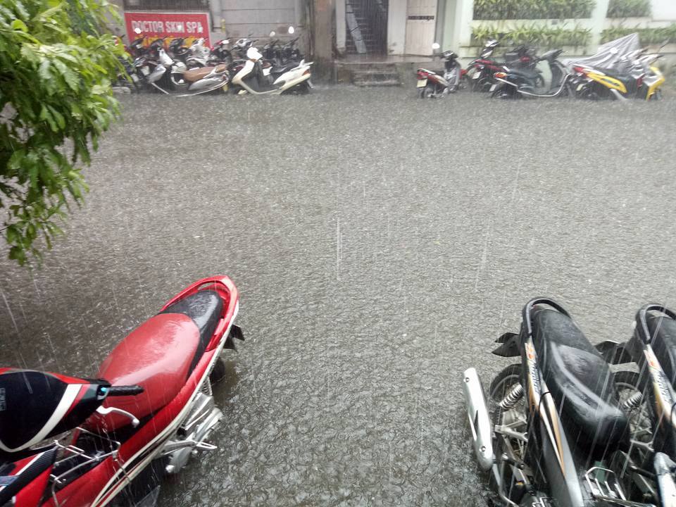 Trận mưa rào chiều nay(4/8) tại Hà Nội khiến nhiều con phố ngập nước lênh láng.(Ảnh FB)