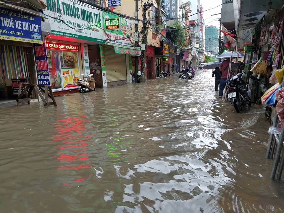 Nhiều nhà dân tại khu phố này, nước tràn vào đến tận bên trong (Ảnh: TG)