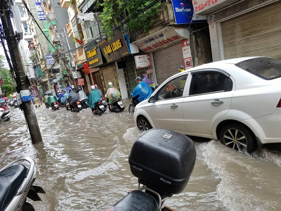 Tại phố Triều Khúc, các xe nối đuôi nhau. Giao thông ùn ứ (Ảnh: TG).