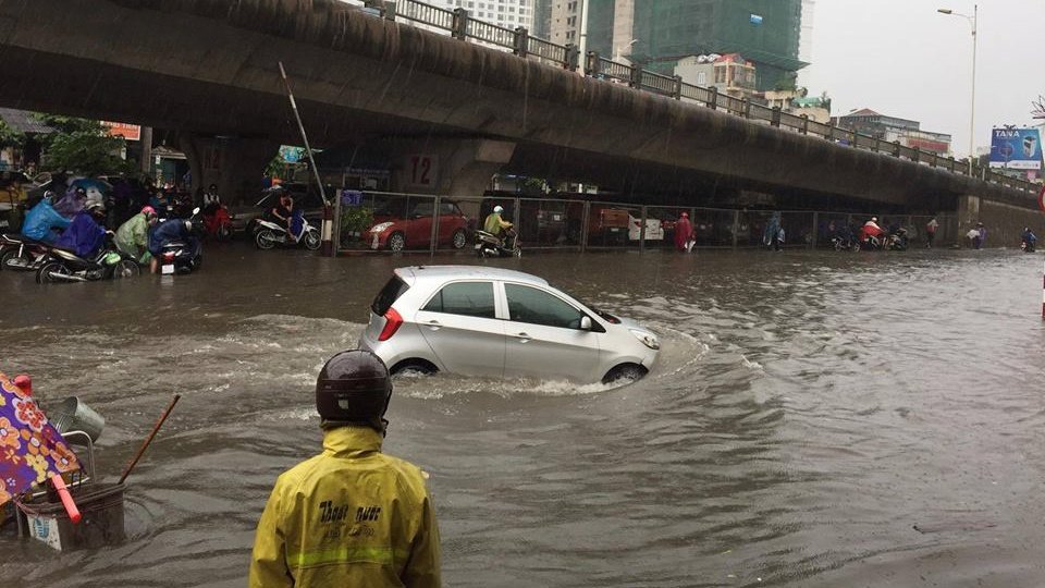 Tại cầu Vĩnh Tuy - Bạch Mai, giao thông đi lại khó khăn. Nhiều người ngao ngán: