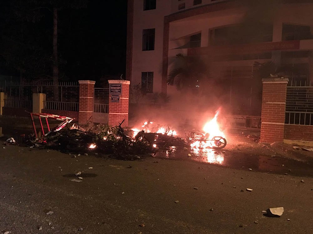 nhieu-nguoi-qua-khich-tran-vao-tru-so-ubnd-tinh-binh-thuan-2-4-0014001 8