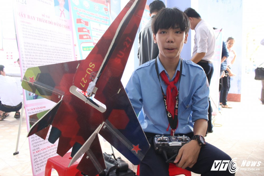 Hinh anh Hoc sinh mien nui o Hue che tao may bay tham do dam chay