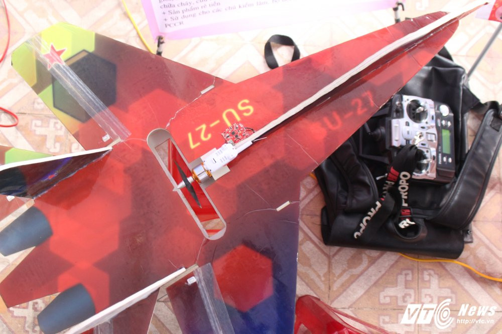 Hinh anh Hoc sinh mien nui o Hue che tao may bay tham do dam chay