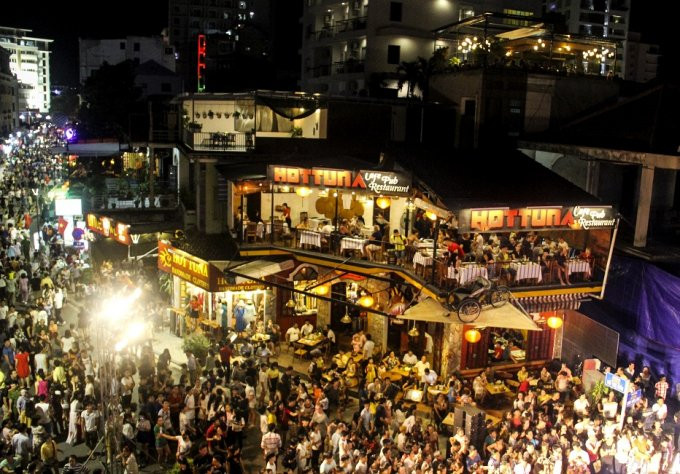 1-sau-thoi-gian-dai-chuan-bi-pho-di-bo-tai-pho-tay--hue-da-chinh-thuc-khia-truong-toi-29-9-1508