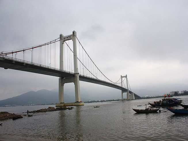 mot-nguoi-dan-ong-tu-tu-tren-cau-thuan-phuoc_VSIO