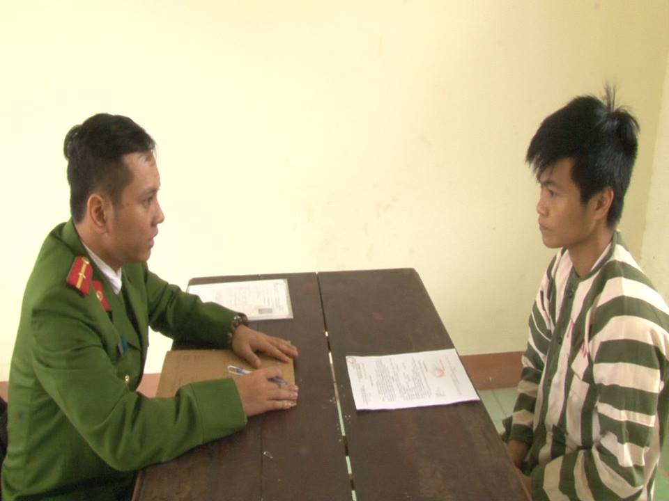 Hue-Bat-con-nghien-trut-mua-dao-khien-anh-trai-nguy-kich-hue--bat--con--nghien--trut--mua--dao--khien--anh--1521100080-width960height720