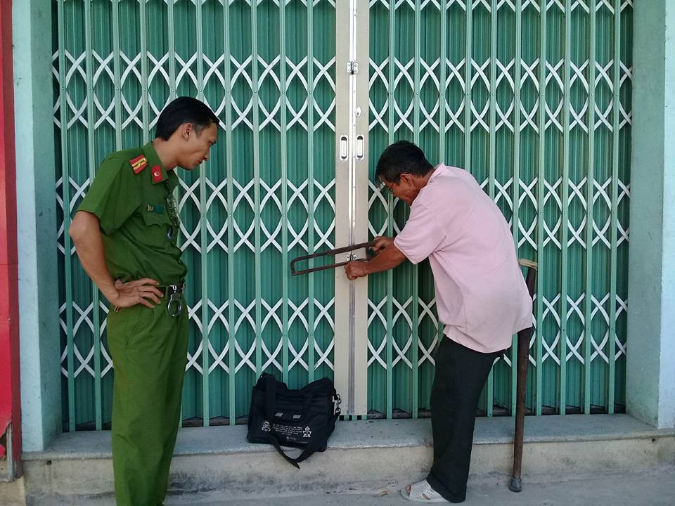 Hue-Cong-an-giai-cuu-gia-dinh-bi-con-do-nhot-giua-ban-ngay-hue--cong--an--giai--cuu--gia--dinh--bi--con--do---1524539310-width960height720