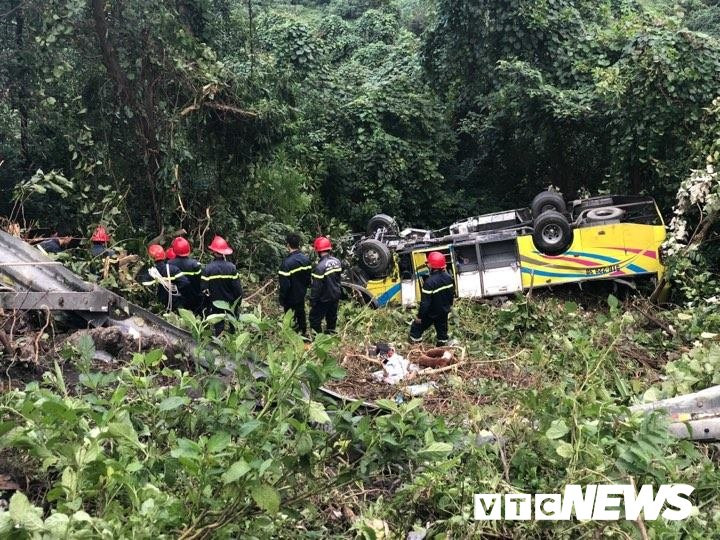 Xe lao xuong vuc Hai Van