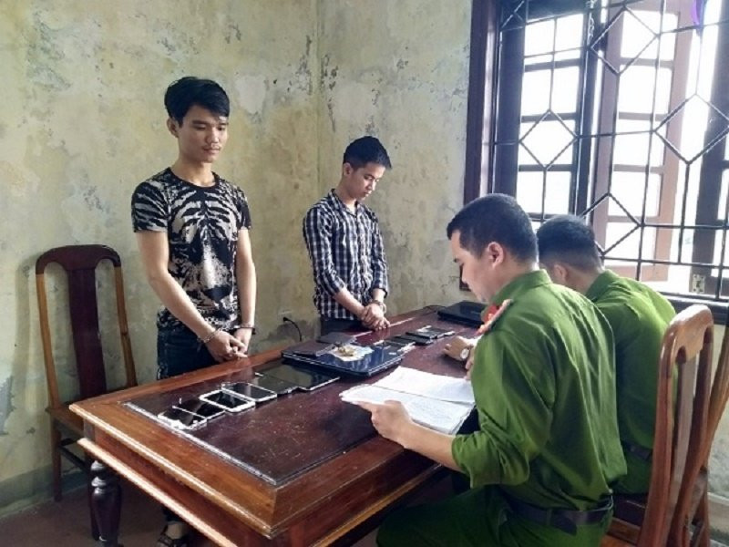 2 doi tuong Anh (ben phai) va Nghia tai co quan dieu tra