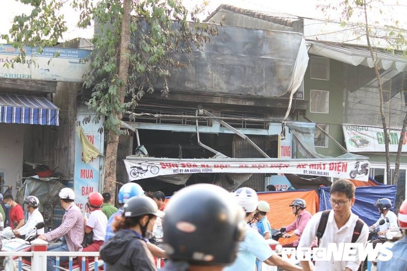 chay cua hang xe dien 2