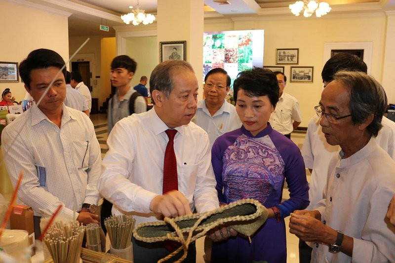 chu tich Hue dong hanh cung doanh nghiep