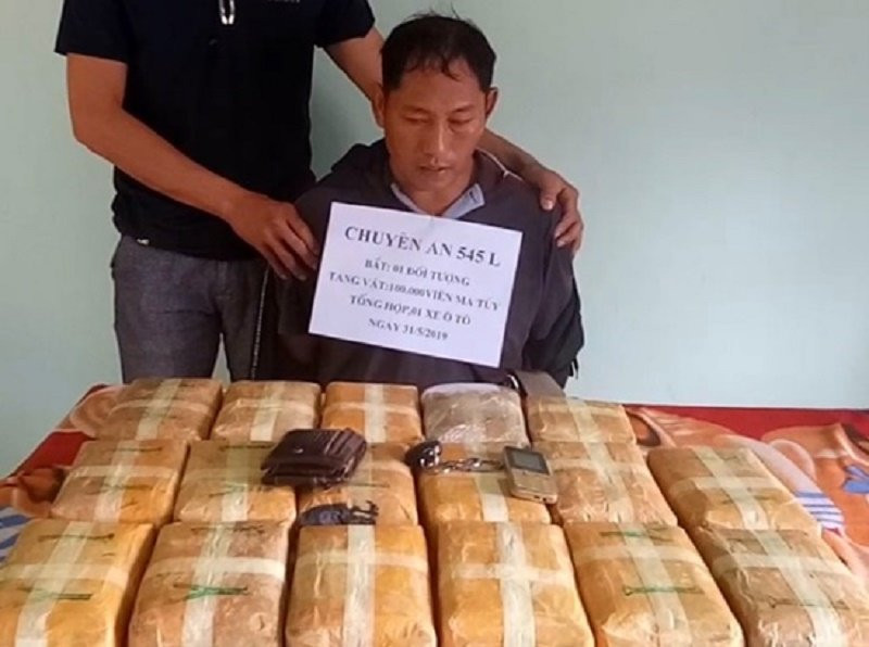 bat-ong-trum-duong-day-ma-tuy-xuyen-quoc-gia-thu-giu-100000-vien-ma-tuy