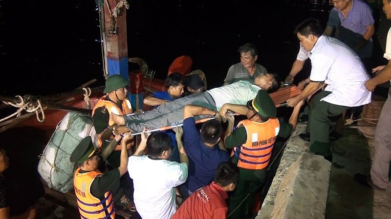 ngu dan co giat tranh bao so 4