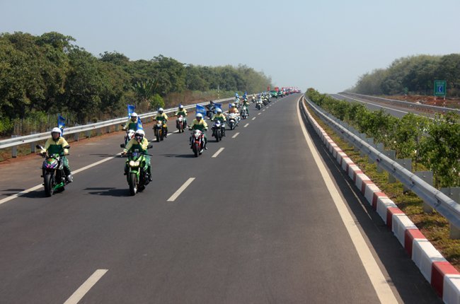 Xe-may-duoc-chay-duong-cao-toc-anh-2