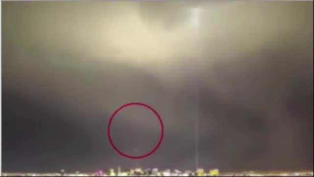 ufo-bi-an-bay-ngang-qua-tia-set-xe-toac-bau-troi-gay-xon-xao-facebook-0256.mp4