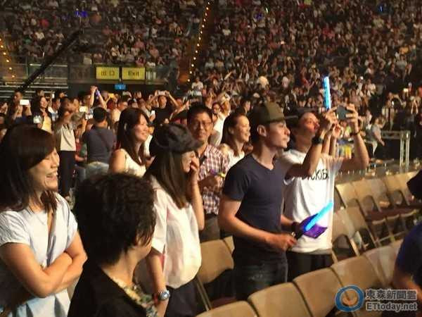 Lâm Tâm Như ăn mặc giản dị, cô vui cười và hò hét suốt thời gian xem show. Bên cạnh cô, Hoắc Kiến Hoa cũng hào hứng hòa theo giai điệu của bài hát. 