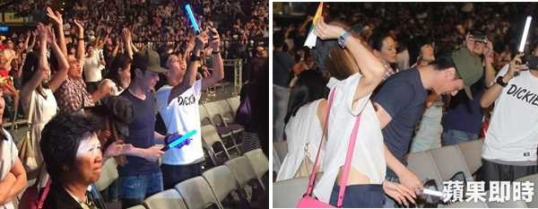 Lâm Tâm Như cao hứng nhảy nhót, hát theo ca sĩ trên sân khấu. 