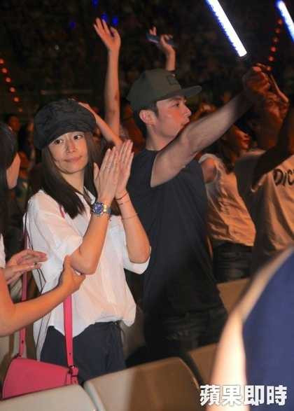 Tối 18/6, Lâm Tâm Như và Hoắc Kiến Hoa cùng đi xem ca nhạc, cặp đôi bị 