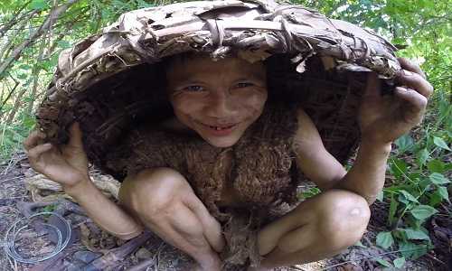 Anh Hồ Văn Lang đã sống 41 năm trong rừng rậm hoàn toàn không tiếp xúc với thế giới bên ngoài. Ảnh: Alvaro Cerezo/Docastaway.