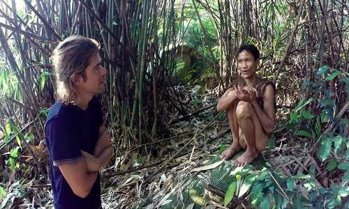 Cerezo trò chuyện với anh Lang. Ảnh: Alvaro Cerezo/Docastaway.