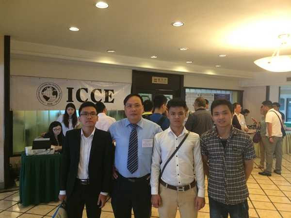 Trần Quốc Quân (ngoài cùng bên trái) cùng với thầy giáo và các bạn của mình