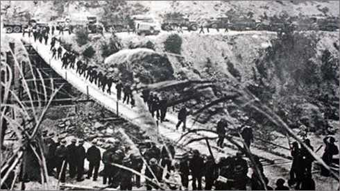 quan vien chinh my bat luc truoc xe dap tho cua 