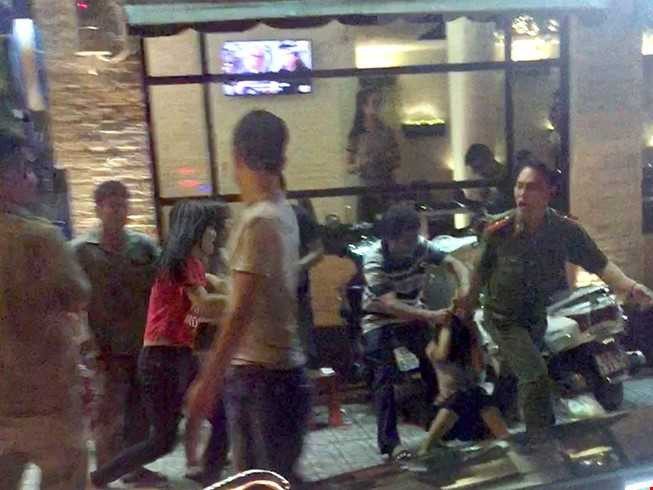 Thieu uy cong an noi gi ve viec keo le phu nu o ho Con Rua hinh anh 1