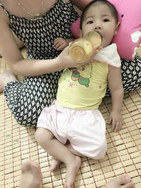 Hinh anh moi cua be gai Lao Cai 14 thang tuoi nang 3,5kg sau hon 3 thang duoc me nuoi cham soc - Anh 6