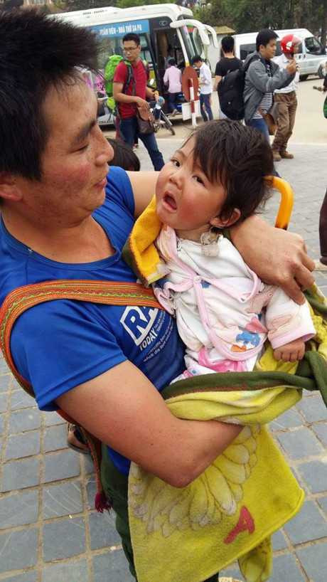 Hinh anh moi cua be gai Lao Cai 14 thang tuoi nang 3,5kg sau hon 3 thang duoc me nuoi cham soc - Anh 9