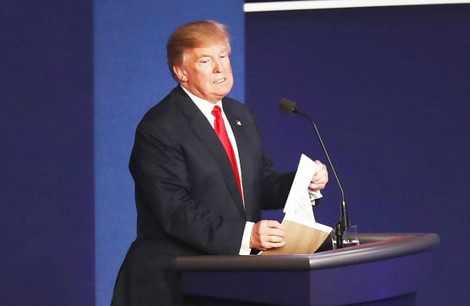 Manh giay Trump tuc gian xe bo sau tranh luan viet gi? hinh anh 2