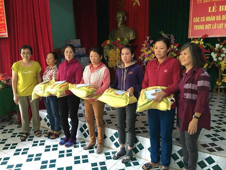 Gia đình Đại tướng Võ Nguyên Giáp cứu trợ đồng bào vùng lũ ảnh 1