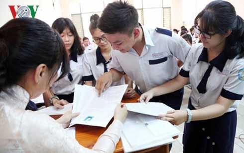 canh cua vao dai hoc bi pha bo hinh 1