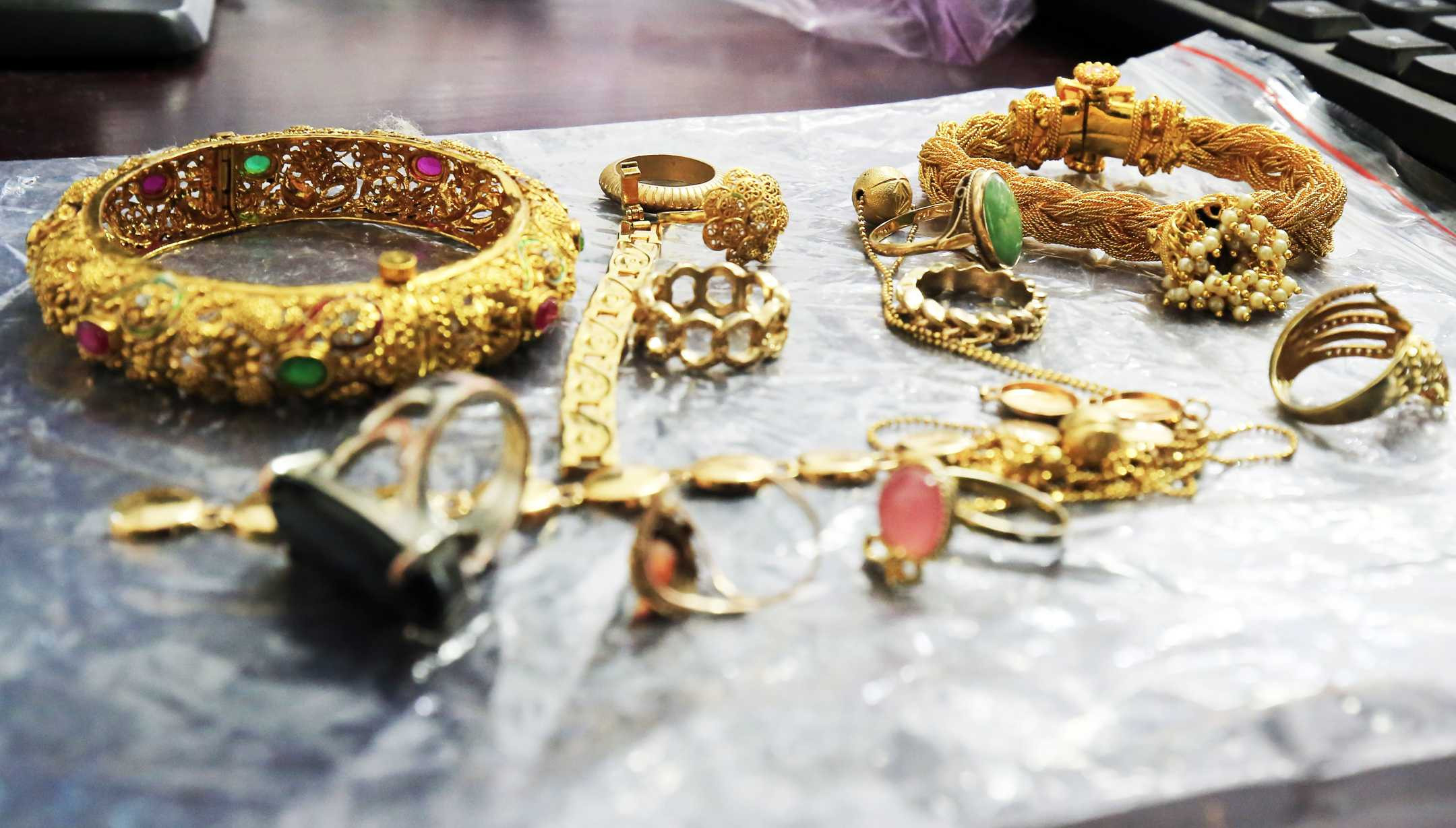 Tài xế taxi chở khách khỏi nhà rồi quay lại trộm vàng, USD ảnh 1