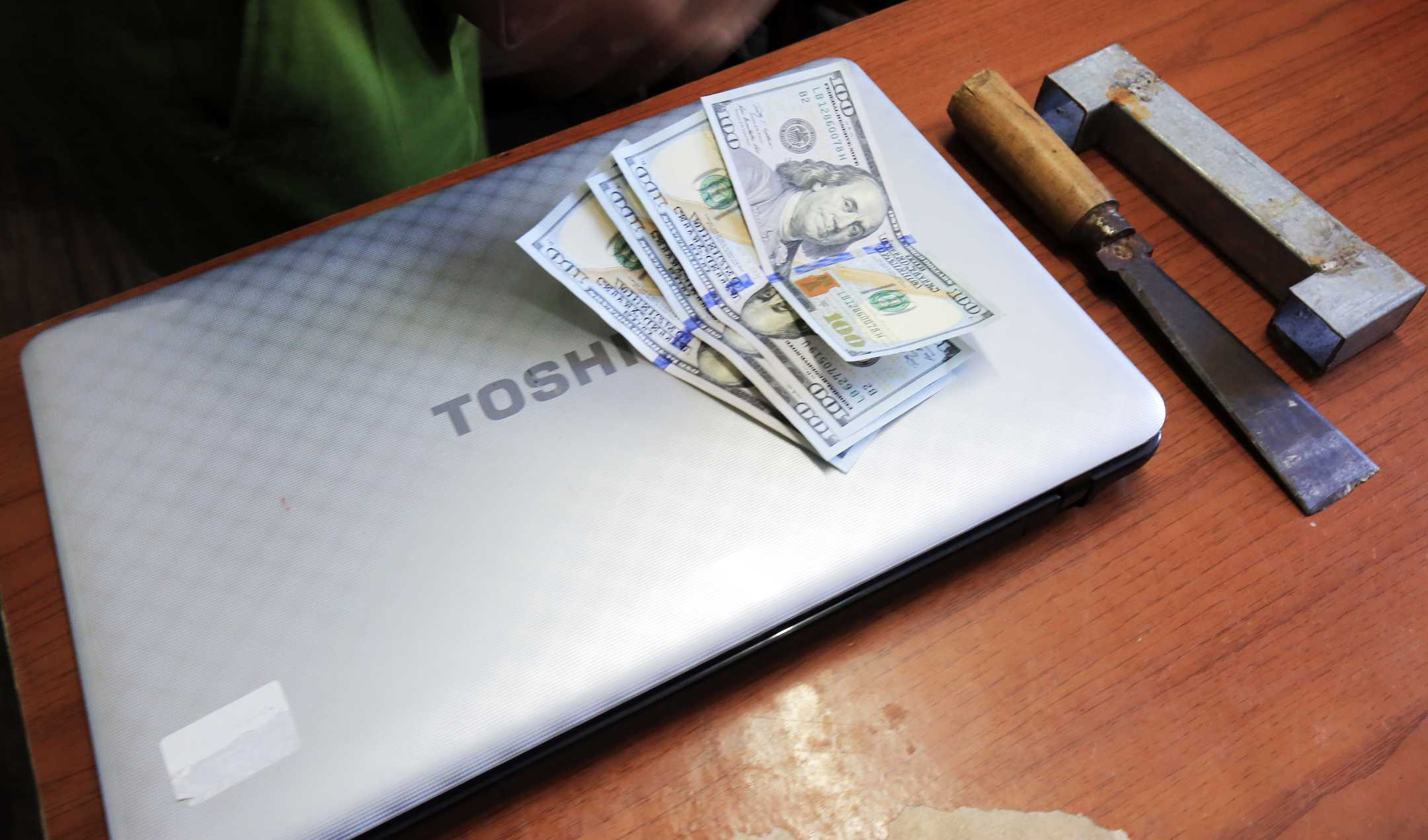 Tài xế taxi chở khách khỏi nhà rồi quay lại trộm vàng, USD ảnh 2