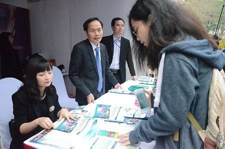Đại học Luật Hà Nội đang tư vấn cho các thí sinh mùa tuyển sinh năm 2018.