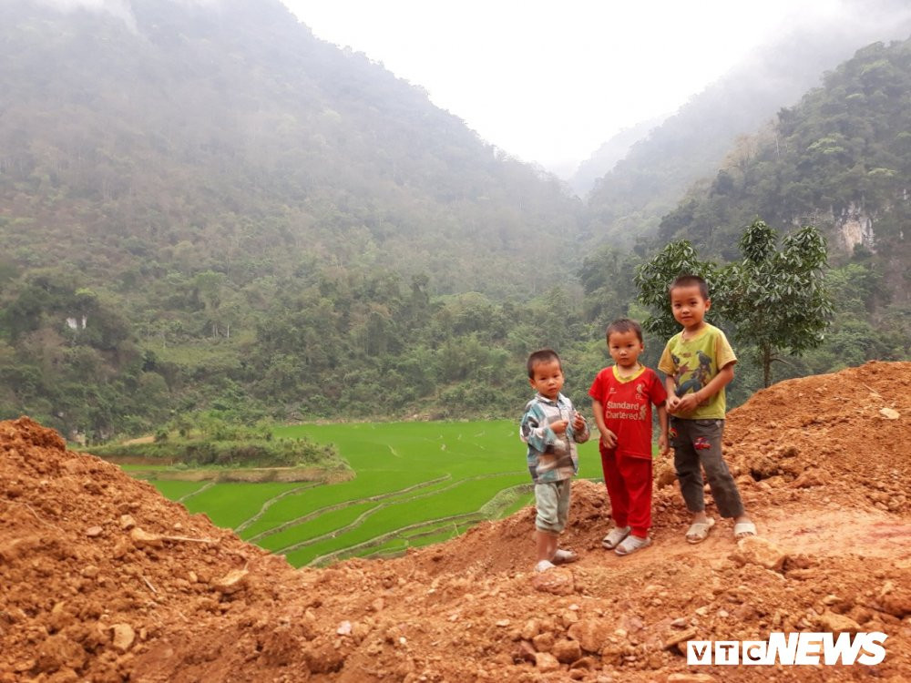 A4 hoc sinh Lung cao dang cho doi nhung phong hoc kien co 7