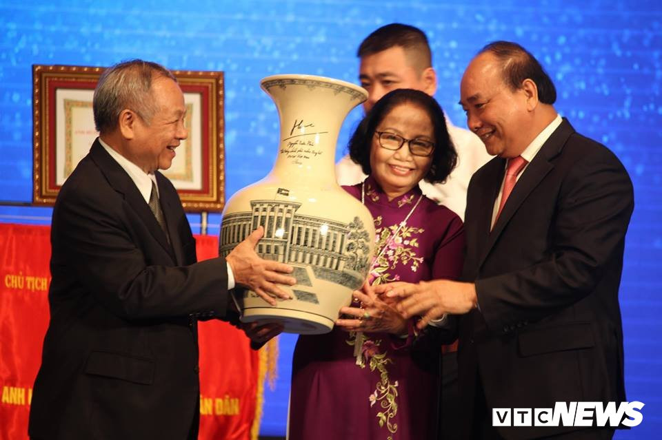 thu-tuong-tang-qua 7