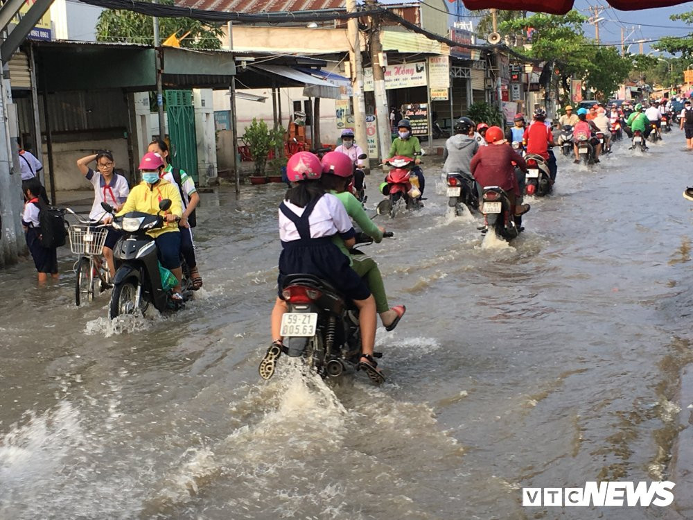 hoc-sinh-loi-nuoc 18