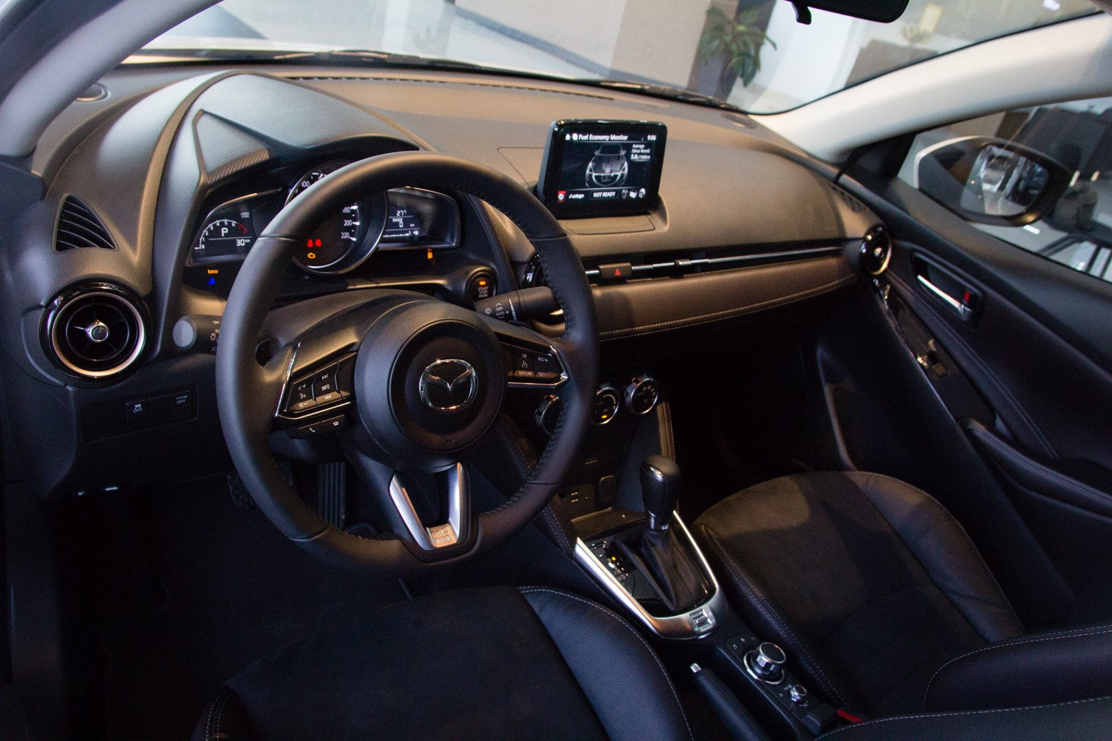 Thị trường xe - Mazda2 mới gây tò mò với công nghệ 'lạ' vừa xuất hiện ở Hà Nội (Hình 6).