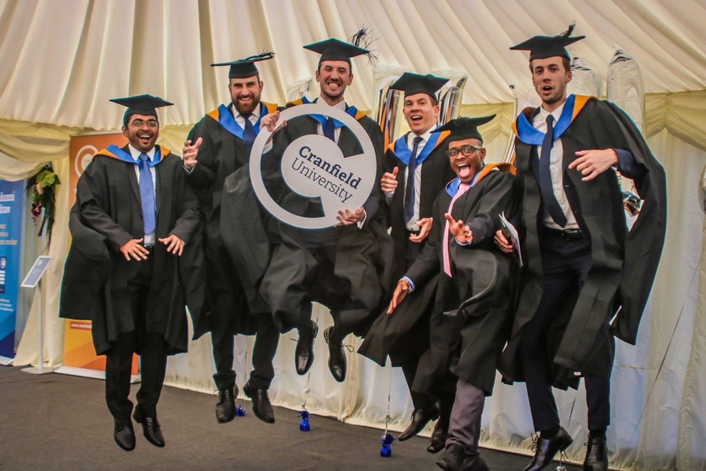 Dai hoc duy nhat o chau Au co san bay va doi bay rieng hinh anh 12