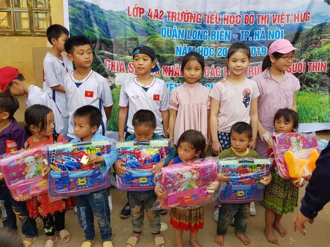 Chương trình sẻ chia yêu thương cho trẻ em vùng biên giới Việt - Lào