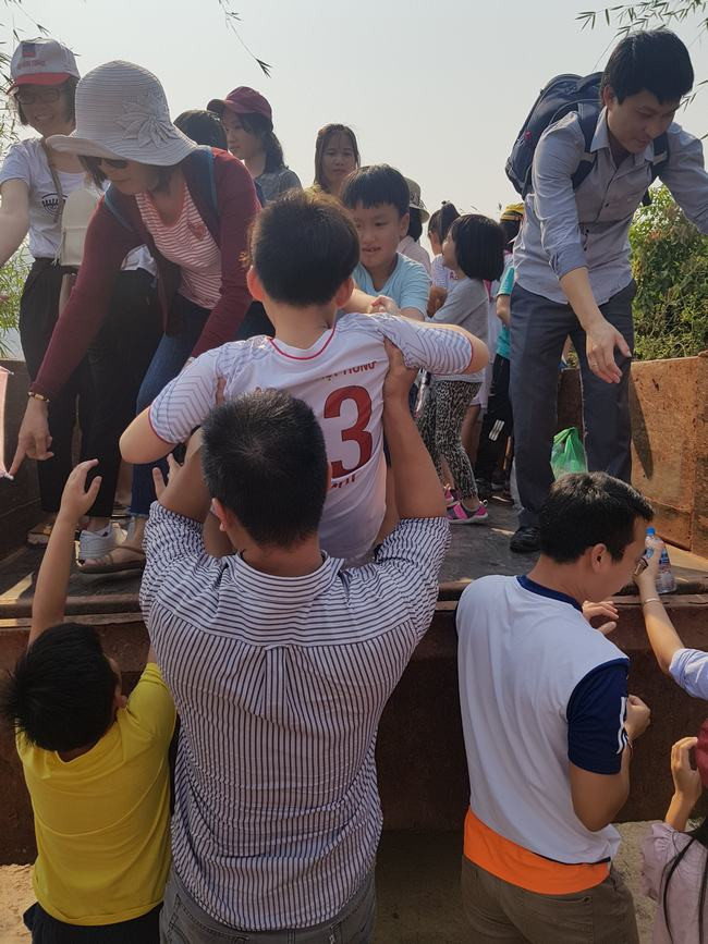 Chương trình sẻ chia yêu thương cho trẻ em vùng biên giới Việt - Lào