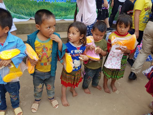 Chương trình sẻ chia yêu thương cho trẻ em vùng biên giới Việt - Lào