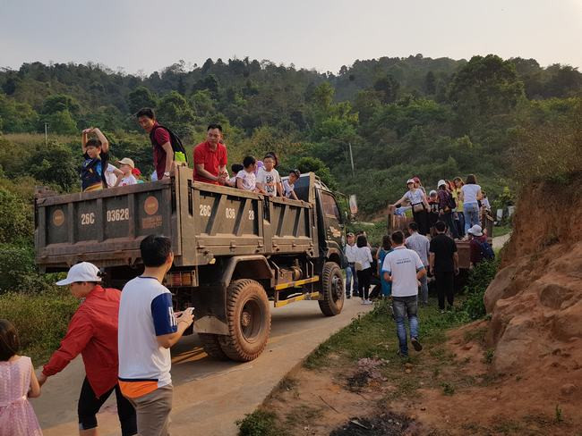 Chương trình sẻ chia yêu thương cho trẻ em vùng biên giới Việt - Lào
