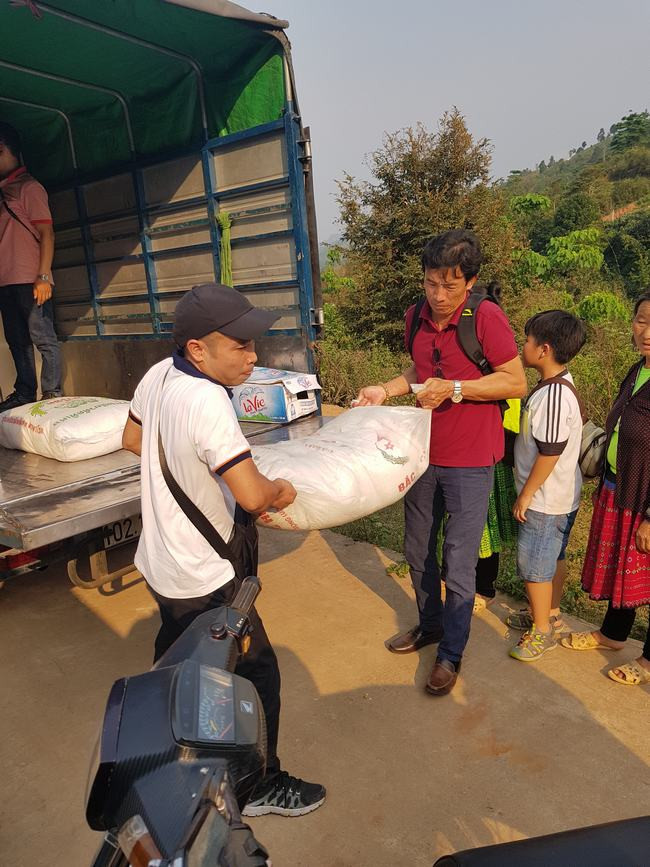Chương trình sẻ chia yêu thương cho trẻ em vùng biên giới Việt - Lào