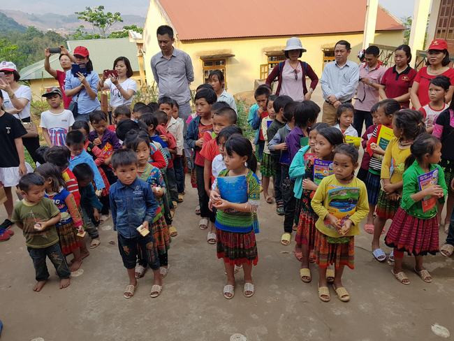 Chương trình sẻ chia yêu thương cho trẻ em vùng biên giới Việt - Lào