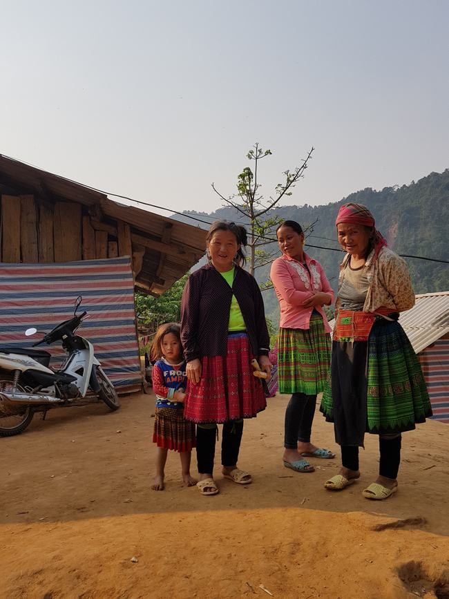 Chương trình sẻ chia yêu thương cho trẻ em vùng biên giới Việt - Lào