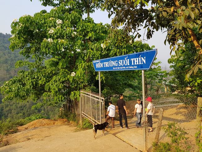 Chương trình sẻ chia yêu thương cho trẻ em vùng biên giới Việt - Lào