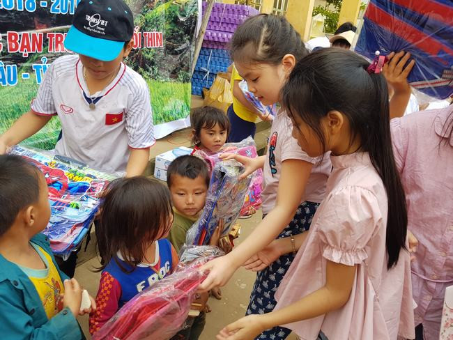 Chương trình sẻ chia yêu thương cho trẻ em vùng biên giới Việt - Lào