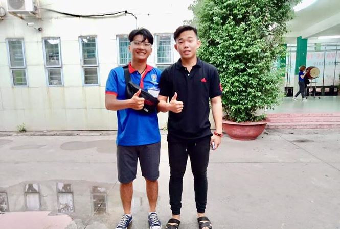 thi sinh mac quan lung